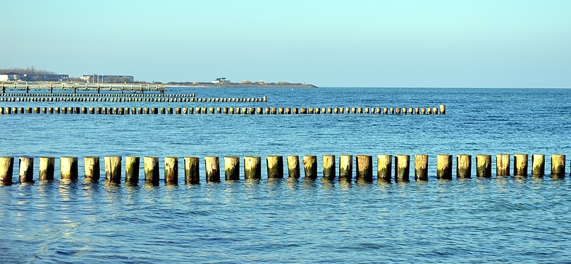Durchlässige Holzbuhnen in Heiligenhafen an der Ostsee